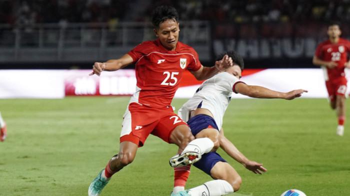 JADWAL PIALA AFF 2026 - Pesepak bola Timnas Indonesia, Beckham Putra Nugraha (kiri) berebut bola dengan pesepak bola China Taipei dalam pertandingan FIFA Matchday di Stadion Gelora Bung Tomo, Surabaya, Jumat (5/9/2025) malam.
Timnas Indonesia tergabung di Grup A bersama Vietnam, Singapura, Kamboja, serta pemenang play-off Brunei Darussalam atau Timor Leste. Laga perdana akan mempertemukan Indonesia dengan Kamboja pada 27 Juli 2026.
