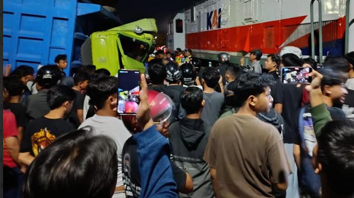 KECELAKAAN KERETA API: Warga berkerumun menyaksikan peristiwa kecelakaan KA Dhoho dan truk muatan pasir di perlintasan Jl Imam Bonjol, Kota Blitar, Selasa (28/4/2026) malam.