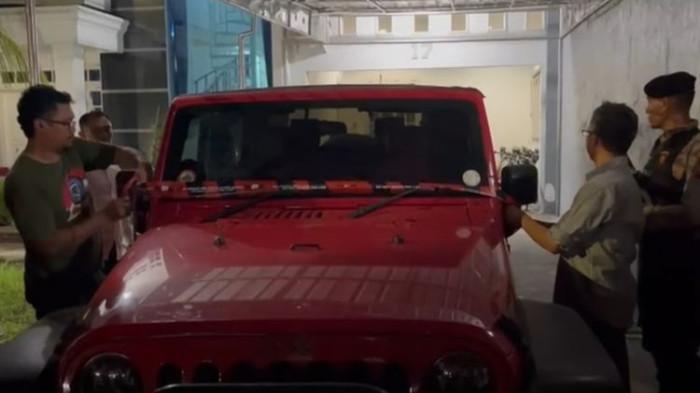 KPK sita mobil Rubicon warnah merah milik Direktur RSUD dr Harjono Ponorogo, Yunus Mahatma