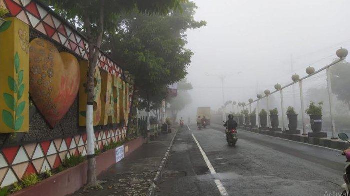 Kabut tebal menyelimuti jalanan di Kota Batu, Selasa (18/10/2022). Kabut ini terjadi sekitar pukul 13.30 setelah hujan yang terjadi sejak pagi reda.