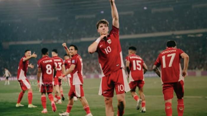 KALENDER TIMNAS INDONESIA - Striker Timnas Indonesia, Ole Romeny (PALING DEPAN) melakukan selebrasi dalam pertandingan bersama skuad Garuda yang dokumentasinya dibagikan ulang oleh akun Instagram @timnasindonesia pada Jumat (21/11/2025) untuk mengumumkan Indonesia sebagai tuan rumah FIFA Series 2026. Ini sederet agenda Timnas Indonesia bersama pelatih baru, John Herdman.