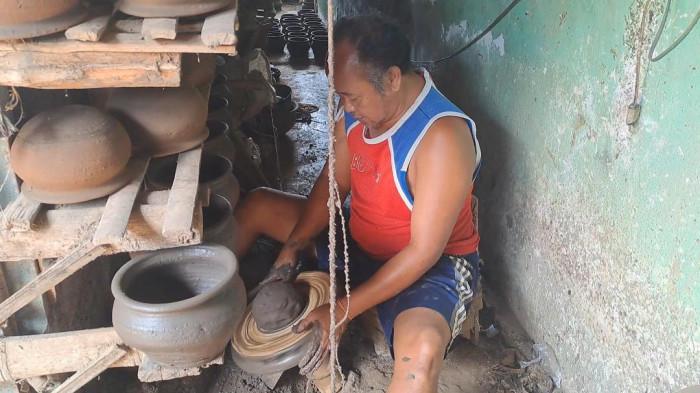 GERABAH - Agus Riyanto seorang perajin gerabah di Kampung Gerabah sedang membuat gerabah, Minggu (14/6/2026) siang. Kampung Gerabah berada di Desa Pagelaran, Kecamatan Pagelaran, Kabupaten Malang menjadi destinasi wisata edukasi yang layak untuk dikunjungi.