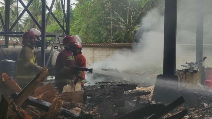 Kebakaran Pabrik Triplek di Glenmore Banyuwangi, Kerugian Ditaksir Mencapai Ratusan Juta Rupiah