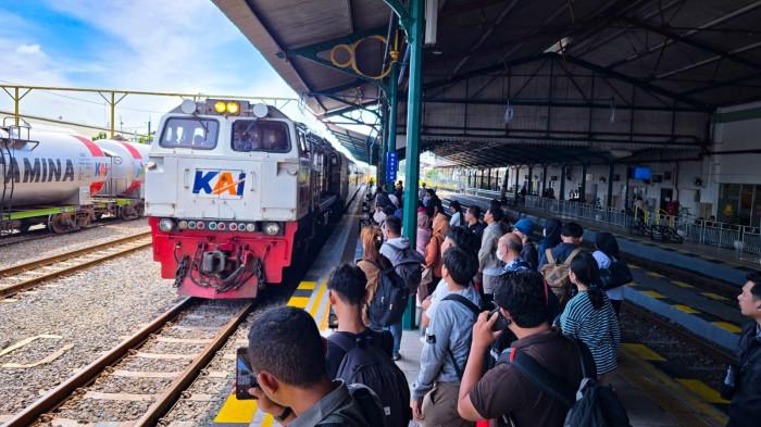 KERETA API - Suasana penumpang kereta api di stasiun wilayah KAI Daop 7 Madiun. Selama periode November 2025 tercatat pergerakan penumpang mencapai 943 ribu.