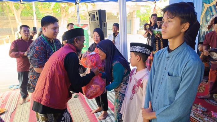Ketua Umum Ojol Mozad Malang, Budi Purnomo, saat memberikan santunan kepada anak yatim dan kaum dhuafa dalam kegiatan berbagi kebaikan bersama Gojek di Kota Malang, Jumat (3/10/2025).