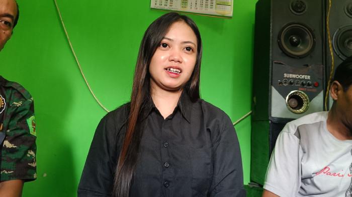 SUAMI PEREMPUAN MALANG - Intan Anggraeni bersama kuasa hukumnya dan orang tuanya saat menunjukkan foto Rey, suami sirinya yang diduga merupakan perempuan pada Kamis (9/4/2026).