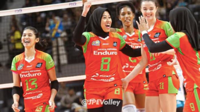 KLASEMEN PROLIGA 2026 - Pevoli putri Jakarta Pertamina Enduro, Megawati Hangestri bersorak dengan rekan-rekannya usai cetak poin menang melawan Jakarta Electric PLN pada laga perdana Proliga 2026 di GOR Terpadu A.Yani, Pontianak, Kalimantan Barat, Jumat (9/1/2026). Kini Jakarta Popsivo Polwan sukses mengamankan takhta klasemen sementara sektor putri, sedangkan Megawati Cs masih tercecer.