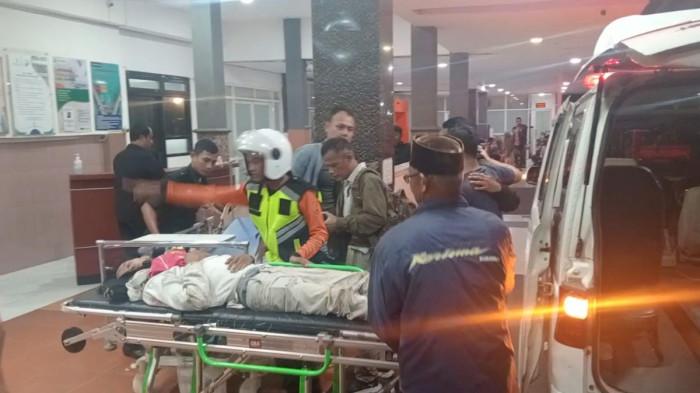 BUS TERGULING - Kondisi penumpang bus Restu yang menjadi korban luka-luka dalam insiden Bus terguling di ruas Tol Jombang-Mojokerto, saat dibawa ke IGD RSUD Kabupaten Jombang, Jawa Timur, pada Kamis (2/4/2026) malam. Belasan penumpang luka-luka.