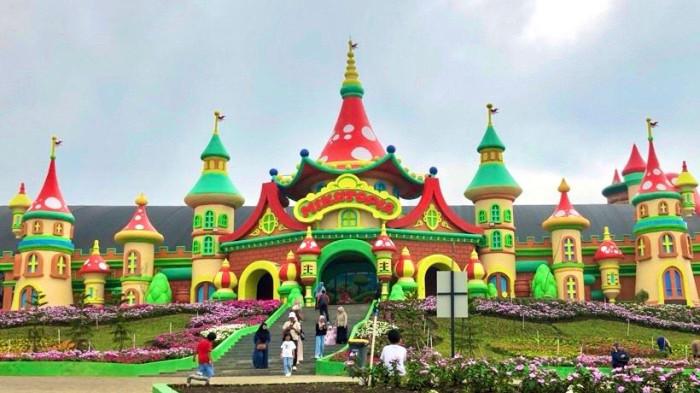EDUKASI JAMUR - Di tempat wisata Mikutopia yang berada di Desa Tulungrejo, Kecamatan Bumiaji, Kota Batu terdapat wisata edukasi jamur. Di sini peserta akan mendapatkan ilmu tentang budidaya jamur hingga pengolahan.