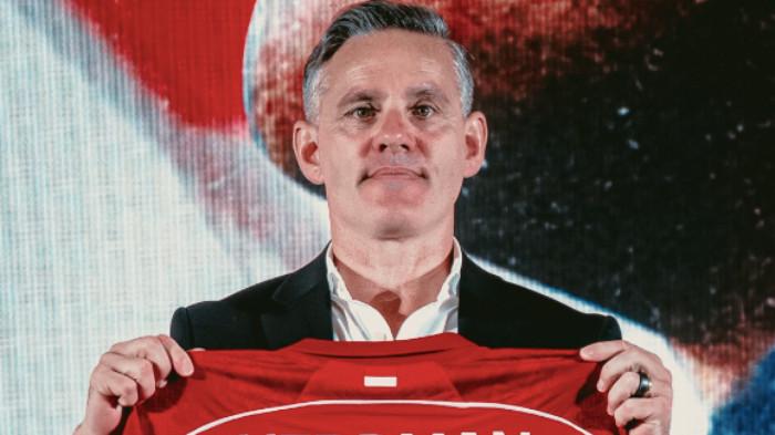 PERKENALAN PELATIH TIMNAS - Pelatih asal Inggris, John Herdman dalam acara perkenalan pelatih baru Timnas Indonesia ketika sesi foto di Jakarta, Selasa (13/1/2026) siang. Dalam penuturannya, Herdman mengungkap misi besar dari membangun chemistry seperti video call dengan Jay Idzes Cs, hingga yakin melampaui rekor  Shin Tae-yong (STY).