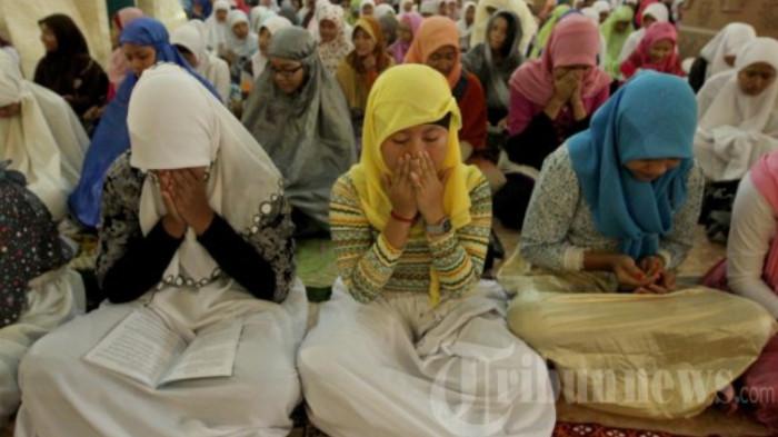 PUASA RAJAB 2025 - Ribuan pelajar ikuti Dzikir dan Doa bersama jelang Ujian Nasional (UN) 2013 di Masjid Agung Jawa Tengah (MAJT), Jalan Raya Gajah, Kota Semarang, Jumat (12/4/2013). Bulan Rajab 1447 Hijriah jatuh pada Minggu, 21 Desember 2025, umat Muslim dianjurkan untuk memperbanyak amalan, terutama puasa sunnah dengan sejumlah keutamaan salah satunya menghapus dosa-dosa.