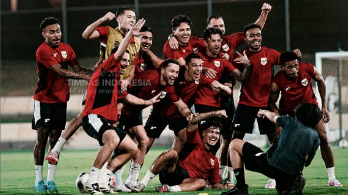 PERTANDINGAN TIMNAS INDONESIA - Para pemain Timnas Indonesia menjalani latihan di Jeddah Arab Saudi menjelang kontra Irak dalam laga kedua Grup B putaran keempat Kualifikasi Piala Dunia 2026, di King Abdullah Sports City Stadium, Kamis (9/10/2025) dini hari WIB. Prediksi skor Timnas Indonesia Vs Irak, siapa lebih perkasa?