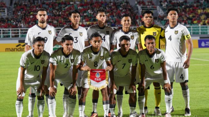 PREDIKSI SKOR - Foto bersama pesepak bola Timnas U23 Indonesia sebelum pertandingan melawan Laos U23 dalam pertandingan kualifikasi Piala Asia U23 2026 dari Grup J di Stadion Gelora Delta, Sidoarjo pada Rabu (3/9/2025) malam. Timnas U23 Indonesia ditahan imbang Laos dengan skor akhir 0-0. 
Inilah prediksi skor Timnas Indonesia U23 Vs Macau malam ini.