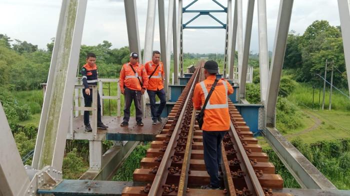 INSPEKSI - PT KAI Daop 7 Madiun melakukan inspeksi menyeluruh di sejumlah titik rawan rel kereta api, Sabtu (10/1/2026). Hal ini sebagai langkah menyikapi aksi vandalisme berupa pencurian baut penambat rel di KM 127+358 petak jalan Stasiun Blitar-Rejotangan.