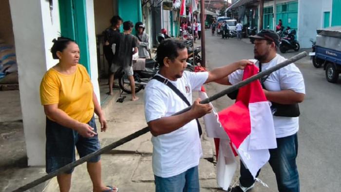 Bakesbangpol Tulungagung dan PWI Bagi-bagi Bendera Merah Putih Gratis di Pasar Wage