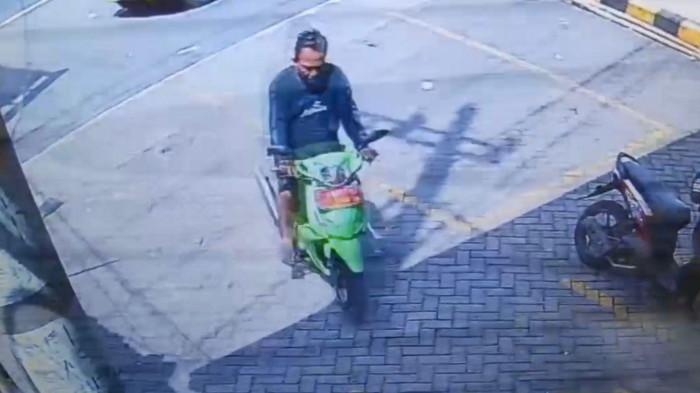 KABUR PASCA KECELAKAAN – Pengendara sepeda motor berpelat merah yang tertangkap CCTV pasca kecelakaan di Jalan Segaran, Kota Malang. Korbannya adalah pengendara sepeda pancal.