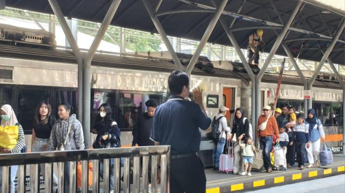 PENUMPANG - Penumpang turun dari rangkaian kereta api di stasiun wilayah PT KAI Daop 8 Surabaya saat arus balik libur Natal dan Tahun Baru 2025/2026. KAI mencatat dominasi penumpang kedatangan, menandai meningkatnya mobilitas masyarakat yang kembali ke kota asal setelah libur panjang Nataru.