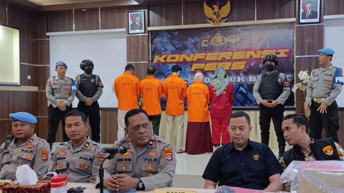 Polisi menetapkan lima orang tersangka dalam kasus dugaan pembunuhan Brigadir Esco