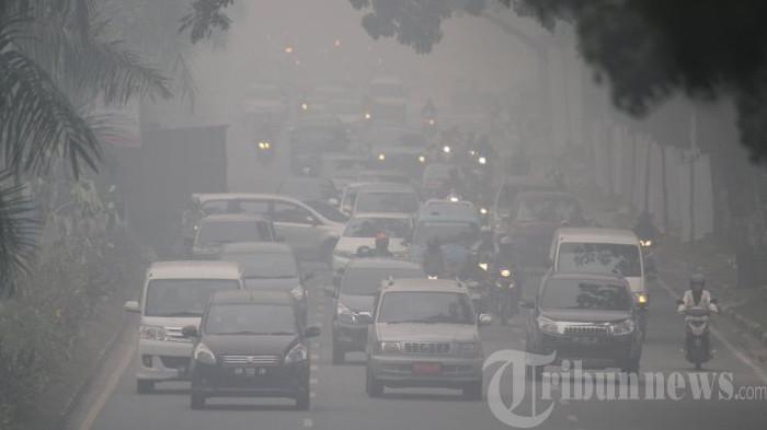 PRAKIRAAN CUACA MALANG - Sejumlah pengendara kendaraan menembus kabut asap yang tebal di kawasan Jalan Sudirman, Pekanbaru, Kamis (18/9/2014). Prakiraan cuaca Malang dan Kota Batu hari ini, Kamis (18/12/2025) waspada dengan kabut dan udara kabur, meski hujan ringan masih akan mendominasi. 