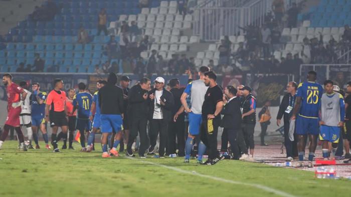 Momen saat terjadi keributan di bench pemain Persija Jakarta saat menghadapi Arema FC di Stadion Kanjuruhan Malang pada Sabtu (8/11/2025).