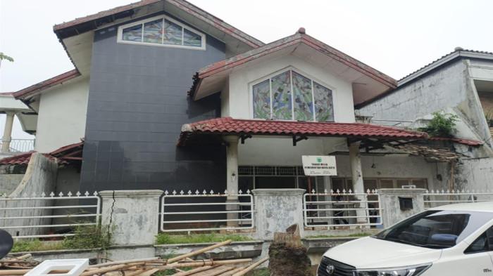 DILELANG - Rumah dinas Pemerintah Kota Batu yang berada di Jalan Cibubur Indah II, Kecamatan Ciracas, Jakarta Timur dilelang senilai Rp 6,4 miliar.