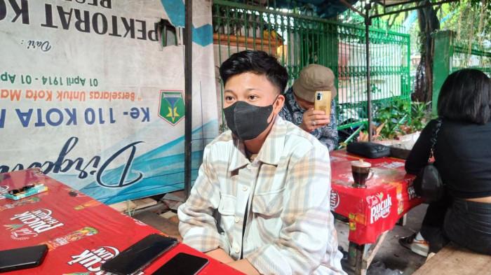 PEREMPUAN MENIKAHI PEREMPUAN - Rey, suami siri dari Intan Anggraeni, pengantin nikah siri yang viral di Malang saat memberikan klarifikasi soal dirinya kepada awak media, Kamis (9/4/2026). Rey adalah perempuan yang menikahi Intan, sesama perempuan.