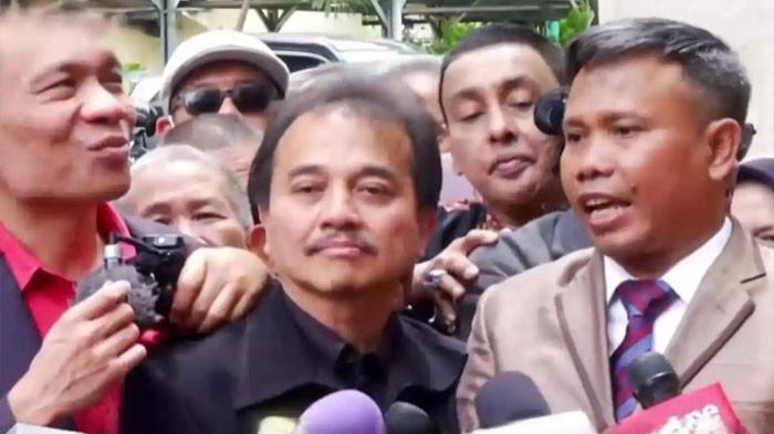 Roy Suryo bersama Rismon Sianipar, keduanya tersangka tudingan ijazah palsu Jokowi