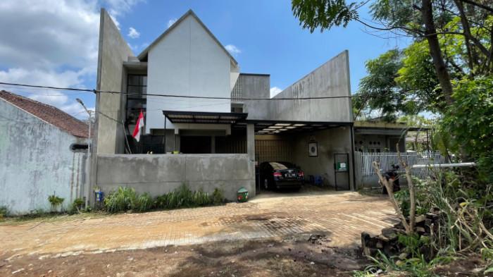 Tampak depan rumah Imam Muslimin atau Yai Mim di Perumahan Joyogrand, Kota Malang, Jawa Timur, Rabu (8/10/2025). Lalu rumah pagar putih di sebelahnya adalah rumah Sahara