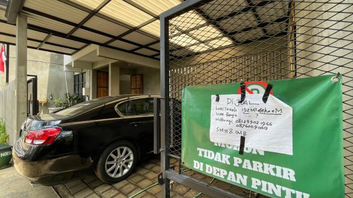 Tampak depan rumah Imam Muslimin atau Yai Mim di Perumahan Joyogrand, Kota Malang, Jawa Timur, Rabu (8/10/2025) sudah terpajang tulisan dijual.