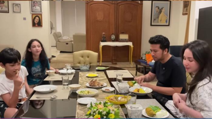 SAHUR BERSAMA - Momen sahur keluarga Emil Dardak dan Arumi Bachsin.  A