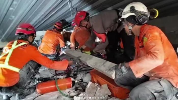 4 Korban Berhasil Dikeluarkan dari Reruntuhan Bangunan Ponpes  Al Khoziny Sidoarjo, 1 Meninggal