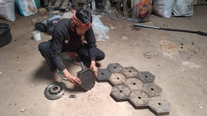 SOSOK TONI PERMANA - Pengusaha paving block Toni Permana ditantang
