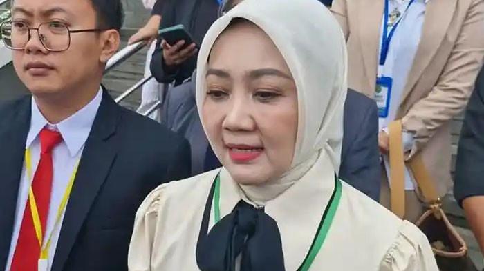 SENYUM ATALIA PRARATYA - Atalia Praratya saat keluar gedung Pengadilan Agama Bandung, Rabu (31/12/2025). Atalia terlihat tersenyum ramah kepada wartawan.