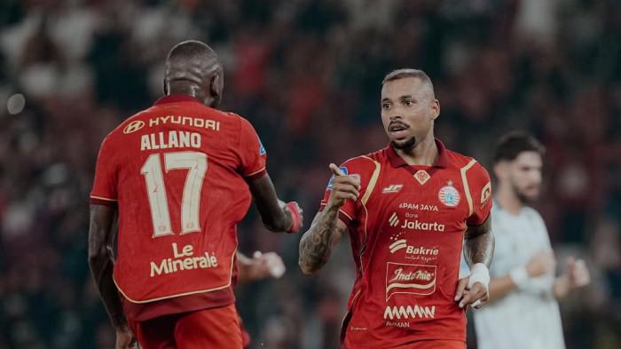 SUPER LEAGUE - Striker Persija Jakarta, Gustavo Almeida (kanan), dalam laga melawan Madura United di Stadion Utama Gelora Bung Karno (GBK), Jumat (23/1/2026) malam.
