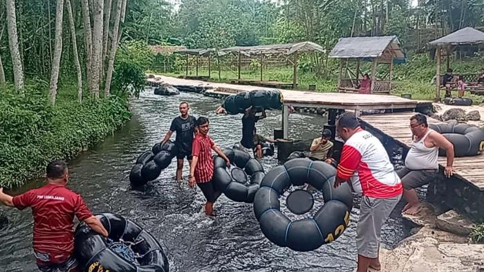 TUMPAK SELO - Wisata tubing di aliran sungai jadi andalan wana wisata Tumpak Selo di Desa Petahunan, Kecamatan Sumbersuko, Kabupaten Lumajang, Jawa Timur.