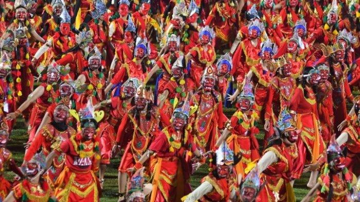 Mengintip Persiapan Para Penari Topeng Bapang yang Tampil Menghibur di Penutupan Porprov Jatim 2025