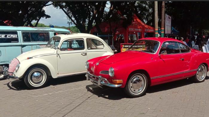 LANGKA - VW Karmann Ghia yang hadir langsung memeriahkan event nasional VW 0341 Jilid Tiga yang digelar di Lapangan Rampal Kota Malang, Minggu (12/10/2025). Saking langkanya, harga per unit dari mobil buatan tahun 1960 itu tembus hingga Rp 1 miliar lebih.