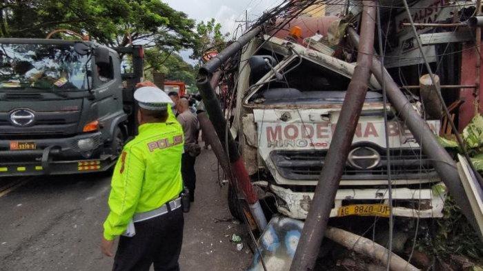 Sopir Pusing, Truk Molen Tabrak Warung Pecel di Jalan Raya Gadang Kota Malang