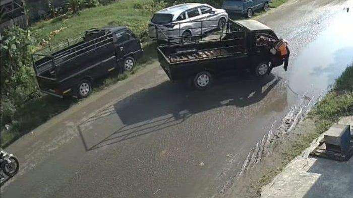 Mobil Pikap Seruduk Anggota Dinas Perhubungan Sampang Madura yang Bertugas di Kawasan Pasar Hewan