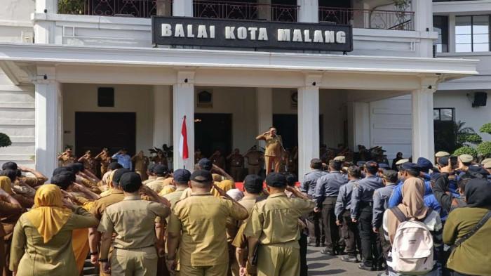 ILUSTRASI - Wali Kota Malang, Wahyu Hidayat memimpin apel pagi di depan Balai Kota Malang. Pemkot Malang mengusulkan alokasi anggaran tunjangan untuk aparatur sipil negara mencapai Rp 275 miliar, Jumat (14/11/2025). Tunjangan itu disiapkan untuk memberikan apresiasi kepada 9.913 ASN di Pemkot Malang.