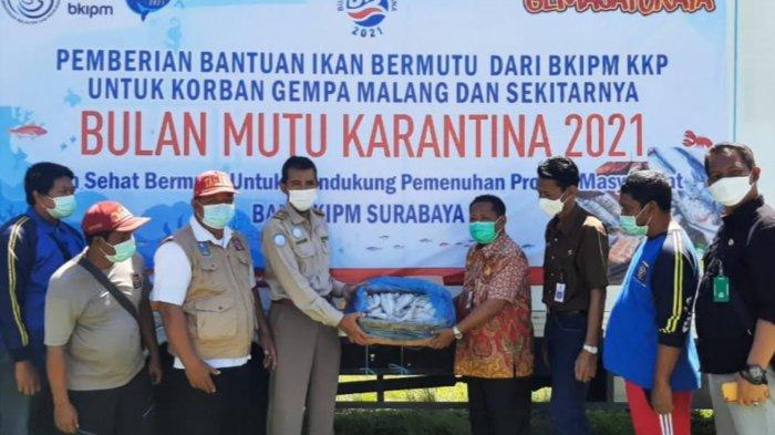 BKIPM Surabaya dan DKP Jatim Beri Bantuan Ikan Beku 2 Ton ke Korban Gempa di Malang dan Lumajang