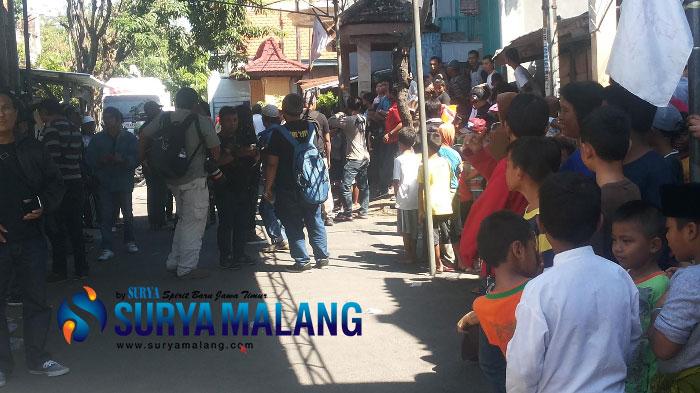 Warga Berkerumun Saat Jasad Freddy Budiman Tiba, Lalu Simak yang Mereka Lakukan