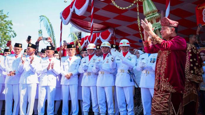 PERINGATAN HUT RI - Pemkot Surabaya menggelar Upacara Hari Ulang Tahun HUT ke-80 Republik Indonesia, Minggu (17/8/2025) di Balai Kota Surabaya. Bertindak sebagai Inspektur Upacara, Wali Kota Surabaya Eri Cahyadi memberikan motivasi kepada para pengibar.