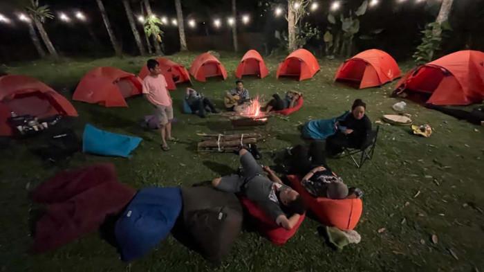 Sejumlah wisatawan saat camping di wisata Taman Kemesraan, Desa Bendosari, Kecamatan Pujon, Kabupaten Malang, Jawa Timur, Sabtu (13/12/2025).
