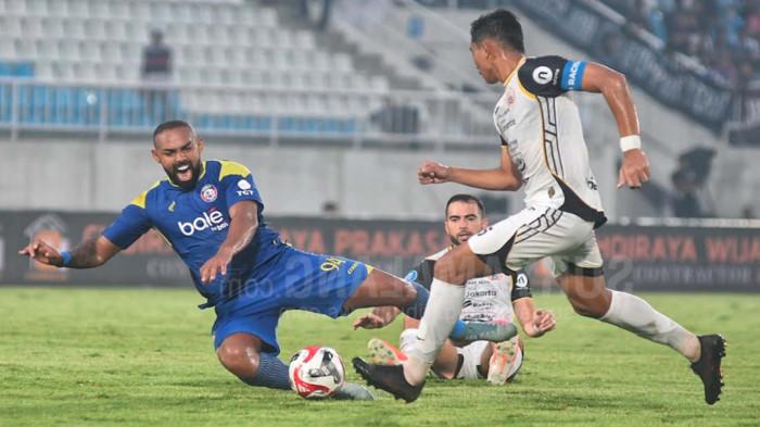 DALBERTO - Pesepakbola Arema FC, Dalberto Luan Belo (kiri) dijegal pesepakbola Persija Jakarta, Jordi Amat (belakang) saat laga lanjutan Super League 2025-2026 antara Arema FC VS Persija Jakarta di Stadion Kanjuruhan, Kabupaten Malang, Jawa Timur, Sabtu (8/11/2025). Arema FC kalah dengan tim tamu Persija Jakarta dengan skor 1-2.