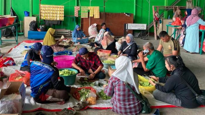 DAPUR UMUM – Untuk memberi pelayanan permakanan bagi warga terdampak banjir di Tanggulangin, BPBD Sidoarjo mulai mengoperasikan dapur umum, Sabtu (27/12/2025). Dapur umum ini ditempatkan di sebelah Masjid Al Abror Desa Kalidawir.