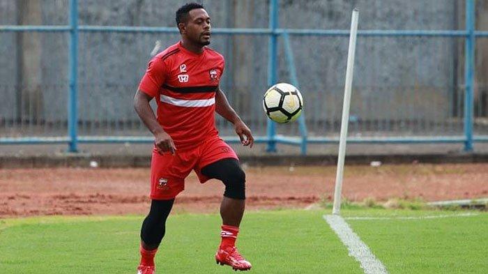 David Laly bergabung dalam latihan Madura United di Stadion Gelora Bangkalan, Rabu (27/2/2019).
