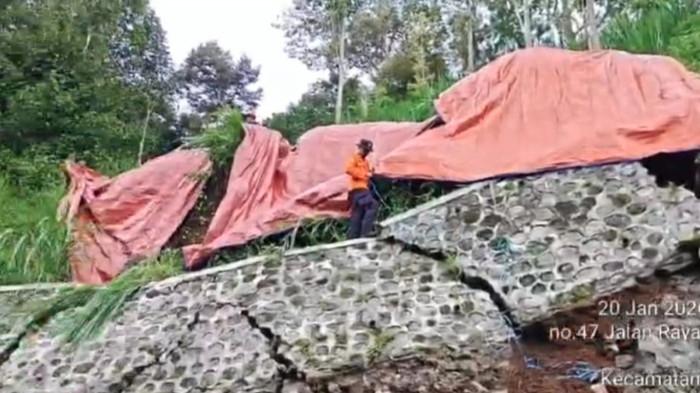 TANAH LONGSOR - Banjir dan tanah longsor di beberapa desa di Kecamatan Pujon, Kabupaten Malang kemarin Senin (19/1/2026). Bencana ini terjadi karena hujan deras mengguyur wilayah Kecamatan Pujon.