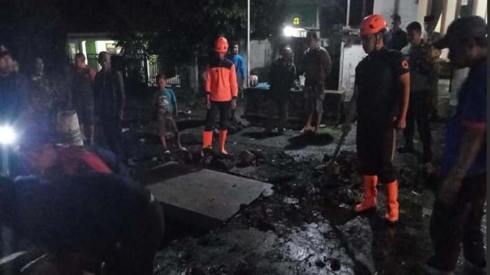 Jalan Penghubung Antardesa di Singosari Ambles Akibat Aliran Sungai Tersumbat Sampah
