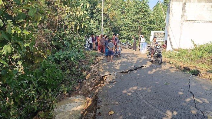 Intensitas Hujan Tinggi Membuat Jalan Penghubung Desa di Sampang Madura Longsor